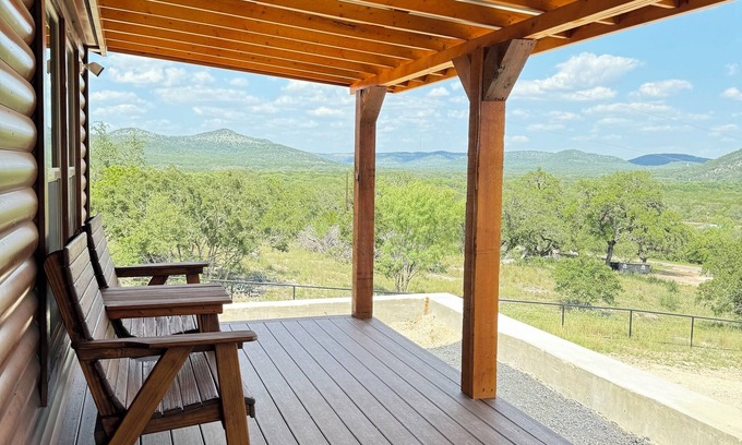 Concan House | Sky View Log Home near the Frio River