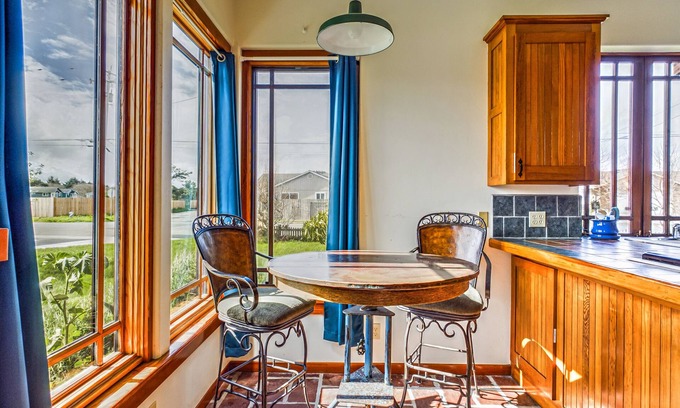 McKinleyville Apartment | Skydeck ZigZag Suite - Cozy Digs, 1st Fl, Dog/Pet Friendly!