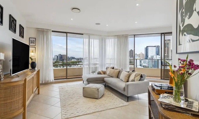 Spring Hill Apartment | Skyhigh Apt w City Views, Pool, Gym & 2 Carparks