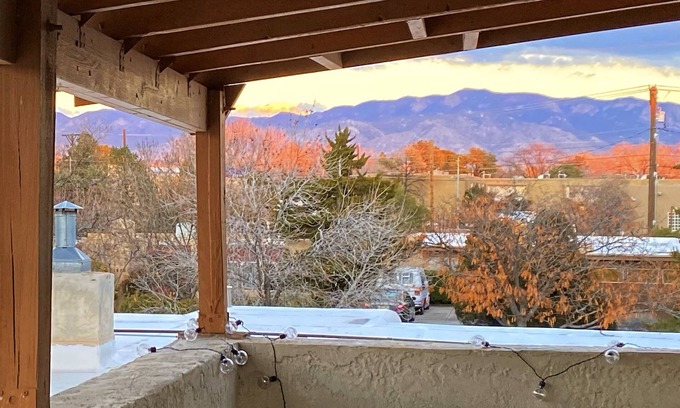 Summit Park House | SkyHighCasita Luxury Retreat near UNM with Views!