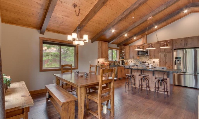 Lake Forest House | Skyland Jewel at Dollar Point - Luxury 3BR - Easy Winter Access
