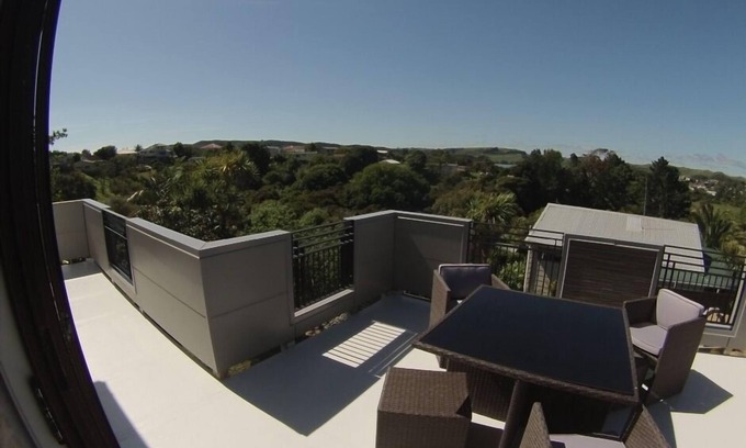Raglan Apartment | Skyline Apartments Raglan (Upper Apartment)