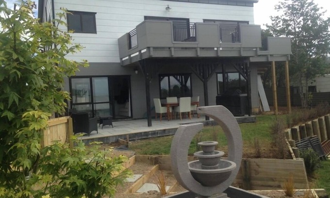 Raglan Apartment | Skyline Apartments Raglan (Lower Apartment)