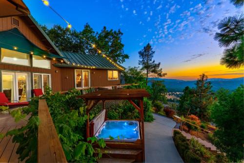 Oakhurst House | Skyline Lodge- 5 bedrooms with stunning views