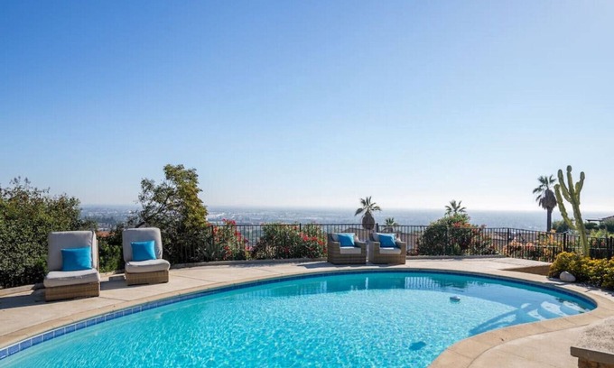 Whittier House | Skyline Retreat|Heated PoolSpa|Parking|Overlooking