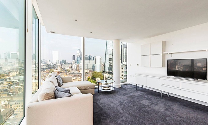 Chaucer Apartment | Skyline Serenity in Southwark