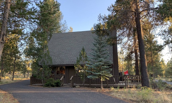 Sunriver Ski Chalet | Skyliner Chalet ~ Heart of Sunriver ~ Hot Tub ~ AC ~SHARC Passes