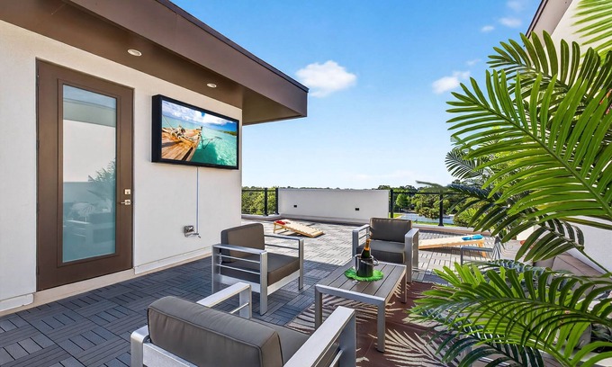 Largo Apartment | Skyview Escape | Rooftop Townhouse Near Clearwater