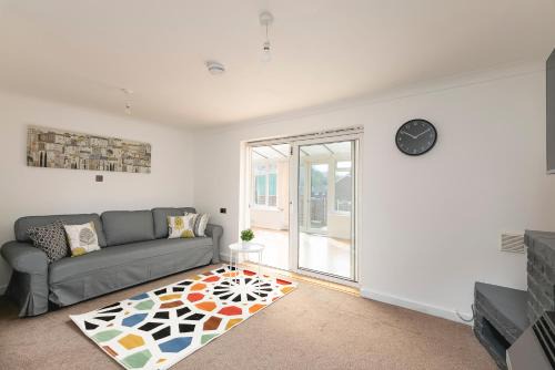 Stevenage House | Skyvillion - STEVENAGE SPACIOUS & COZY 3Bed House with Parking, Wifi, Garden