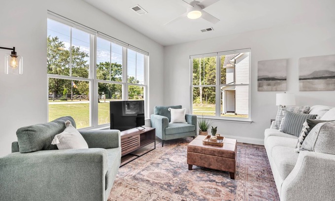 Taylors House | Sleek 3BR Pet-Friendly Oasis, Close to City