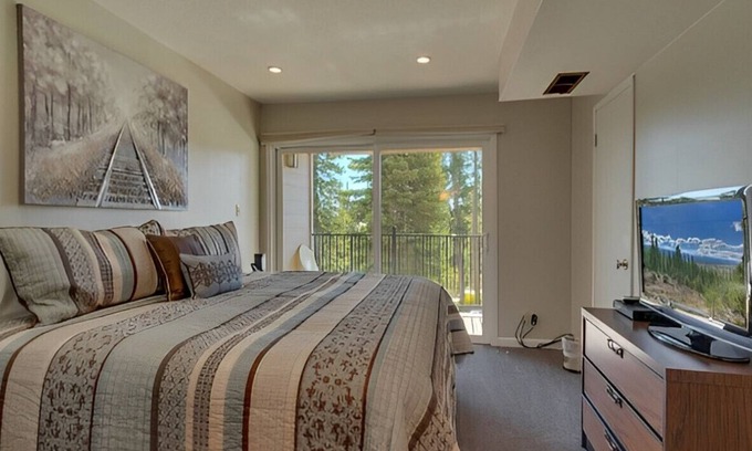 Carnelian Woods House | Sleek 4BR House for Groups w/ Beautiful Lake View!