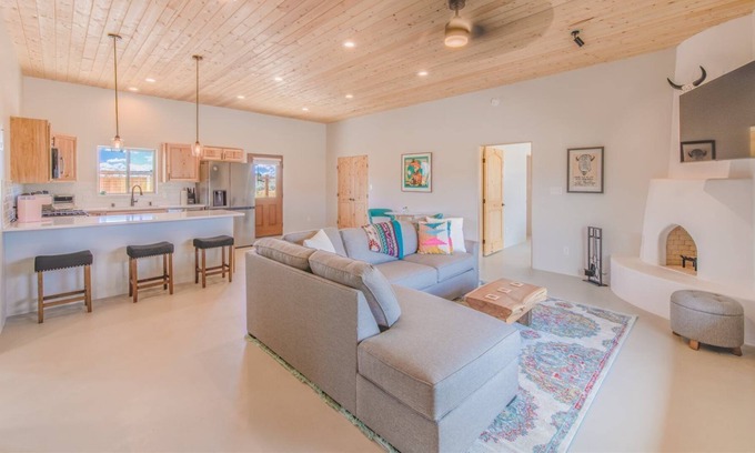 Taos House | Sleek and Comfortable Custom Home near Taos Country Club