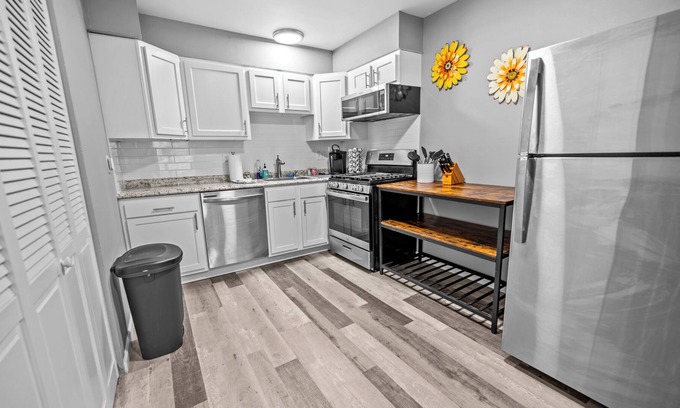 St. Charles Historic District Apartment | Sleek and Modern 2-Bedroom Apartment with Contemporary Comforts