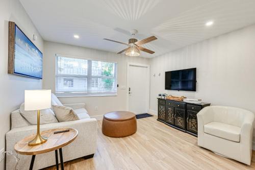 Old Naples Apartment | Sleek Coastal Abode 1 Block to Naples Beach!