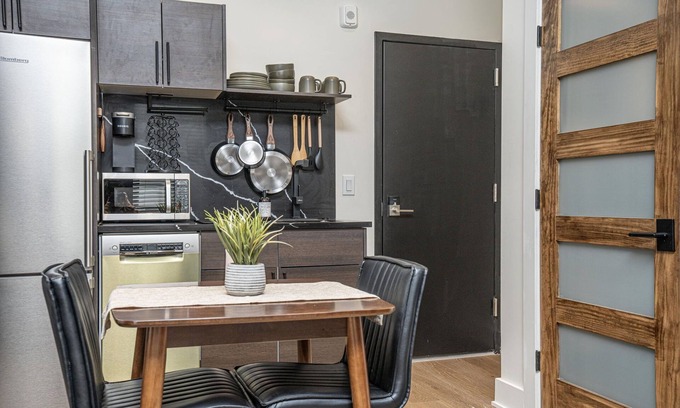 Wayland Apartment | Sleek & Cozy 1st Flr Flat- Walk to Brown & Wayland