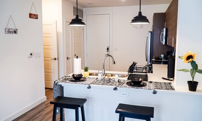 Oak Cliff Apartment | Sleek Dallas Studio in Bishop Arts