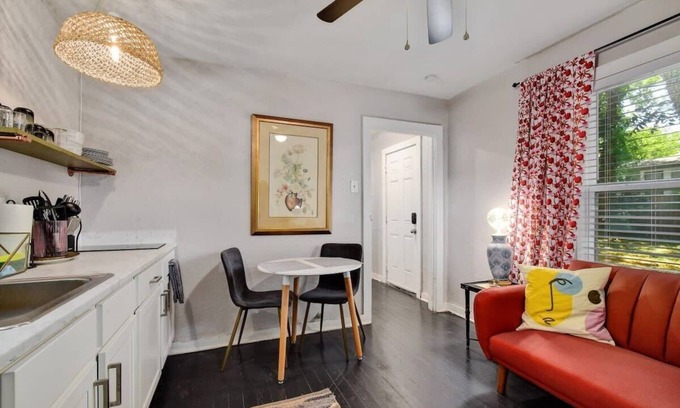 Eastside Promise Neighborhood House | Sleek Dignowity Hill Apt - 2 Min to DT-1