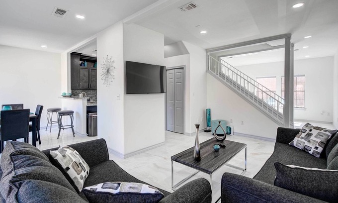 Bonanza House | Sleek Laredo Vacation Rental w/ Private Patio!