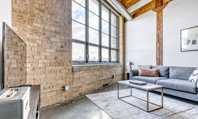 Sheffield Neighbors Apartment | Sleek Lincoln Park 1BR w/Lounge, Roof & Gym, near DePaul, by Blueground