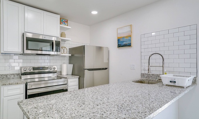 El Paso House | Sleek + Modern El Paso Retreat ~ 6 Mi to Downtown!