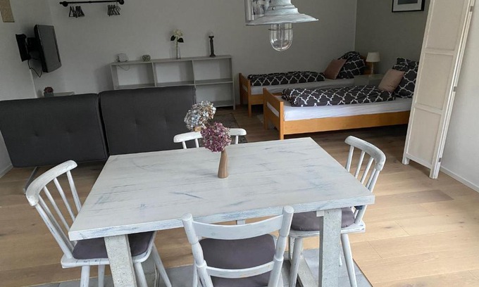 Heroldsberg Apartment | Sleek & modern exterior-entrance apartment in Nuremberg suburb