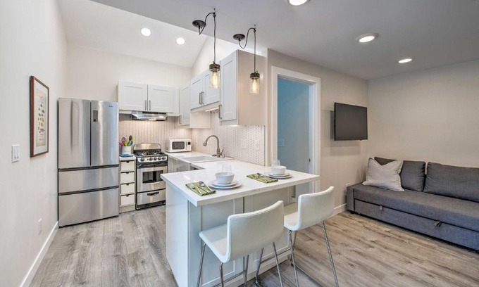 Haller Lake House | Sleek Modern Home with Patio, 8 Mi to Dtwn Seattle!