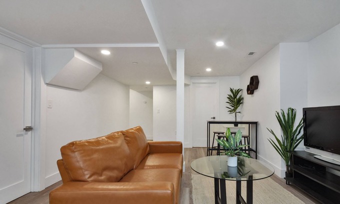 Winter Hill Apartment | Sleek Somerville Apartment near Encore!