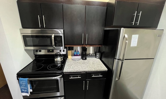 Richmond Apartment | Sleek & Spacious Gem with QnBd in the heart of Scott’s/WiFi/AC/fitness room
