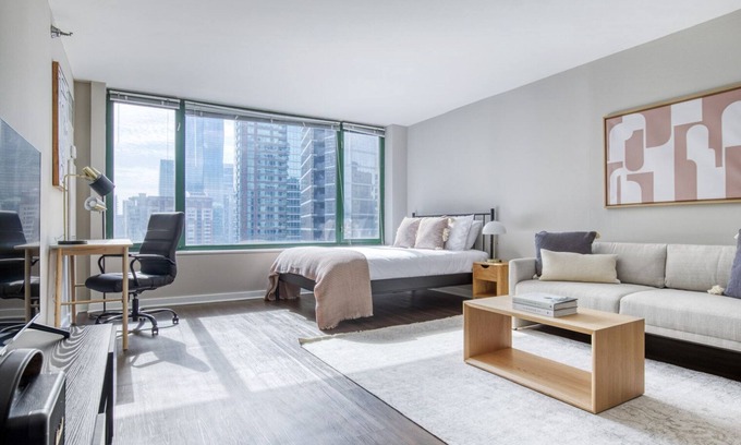 Streeterville Apartment | Sleek Streeterville Studio w/Pool & Gym, near Park, by Blueground