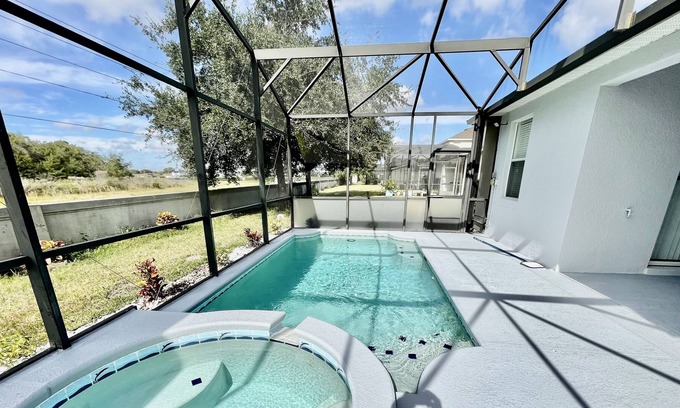 Trafalgar Village House | SLEEP 10 ,2 master bedrooms, family, kids friendly, high speed internet, RV/EV