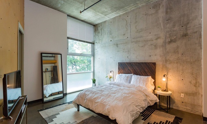 The Gulch Apartment | Sleep 6! Stylish Loft Near Broadway!