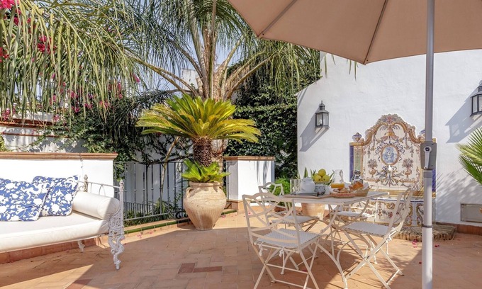 San Bartolome Apartment | Sleep in a 17th century stately palace home and celebrate Seville in stye