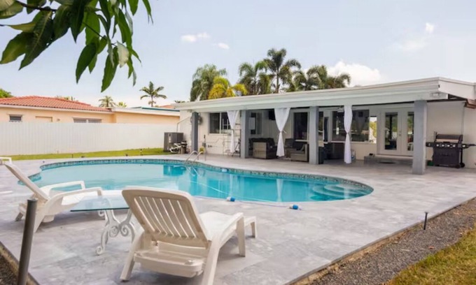 Golden Glades House | Sleep in your own bed ! Spacious 4/2 Pool home in beautiful North Miami Beach