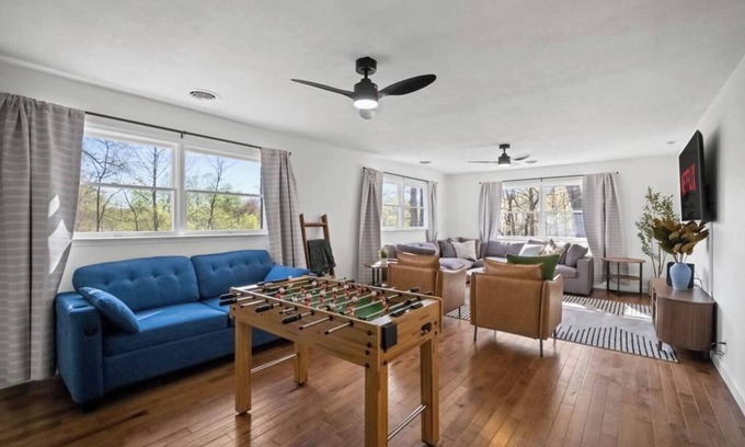 Summerlee House | Sleep16-Close2NRG-HotTub-GameRm-KingBed-FencedYard