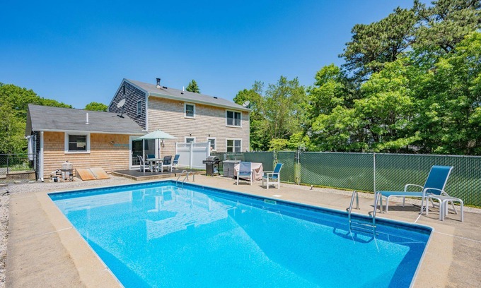 Sandwich House | Sleeping for 10 with in-ground pool