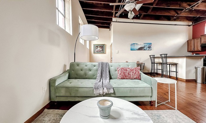Springfield Apartment | Sleepover Central 2BD/1BA + Parking - Downtown Springfield