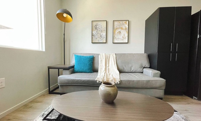 NoDo District House | Sleepover: Chic 1BD/1BA + Gym - Downtown Omahan