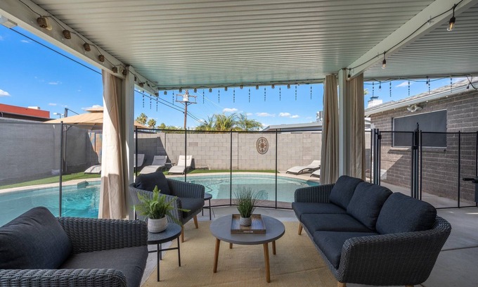 New Papago Parkway House | Sleeps 10-5 mins to Old Town-Heated Pool-Pet Friendly-Fire Pit-Foosball