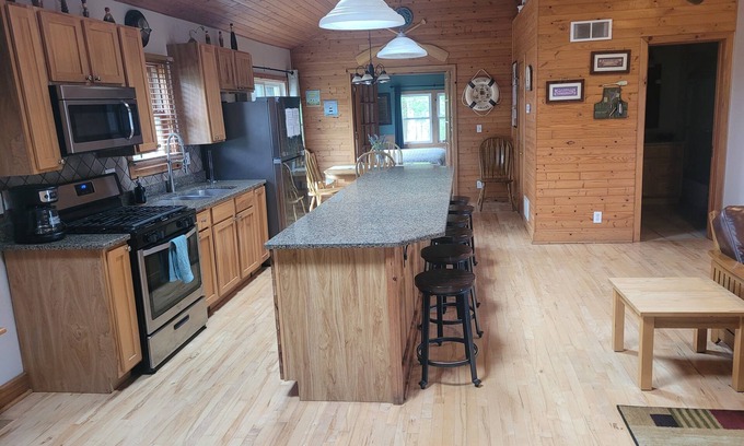 Delavan Lake House | Sleeps 10, Cabin in Delavan Lake. Pets Welcome. 3 BRM. Family orientated setting