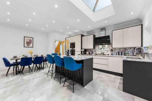 Loxford House | Sleeps 10, CINEMA TV , 2 baths, 10 mins to Stratford