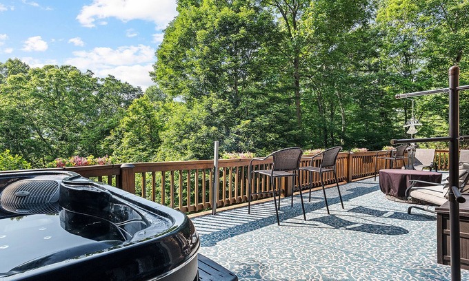 Waynesville House | Sleeps 10, Hot Tub, wifi, 3 bed, 3 bath, Bonus room w/2 sleeping areas, pets ok