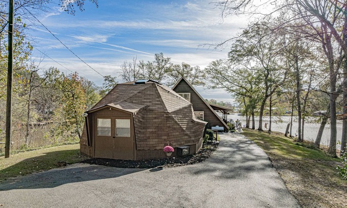 Eatonton House | Sleeps 10, Igloo Guest House, 5 Kayaks, + MORE!