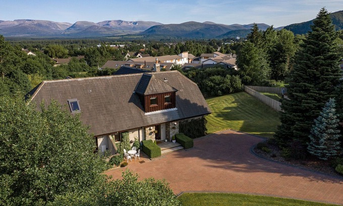 Aviemore House | Sleeps 10 in 3 double rooms, 1 twin room and 1 pull out bed
