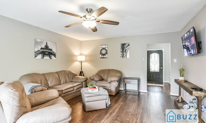 Westbury House | Sleeps 10 | King Bed | Family & Pet-Friendly | Near NRG, Galleria & Med Center