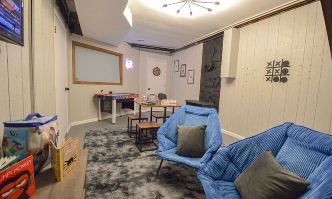Albrightsville House | Sleeps 10|Lakes|Pools|Kayak|Hot Tub|Game Rm