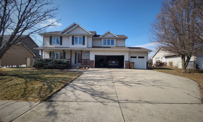 Grimes House | Sleeps 10, spacious home w/1 acre yard, 4 Bedrooms