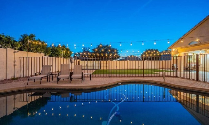 Cobblefield House | Sleeps 11 with pool and putting green!