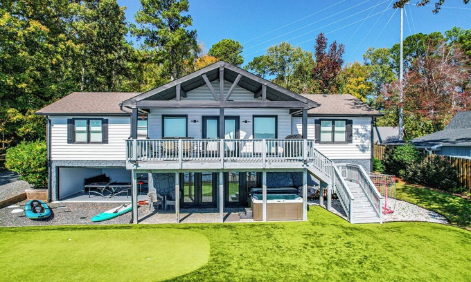 Milledgeville House | Sleeps 12, 16ft Water Depth, 2 Game Rooms, Hot Tub, Fire Pit, Pool Table + MORE!