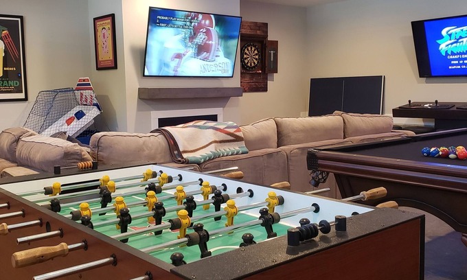 Sylvan Heights House | SLEEPS 12! 2 Units HOT TUB GAMEROOM POOL TABLE, 1.6~ miles to Downtown fun.