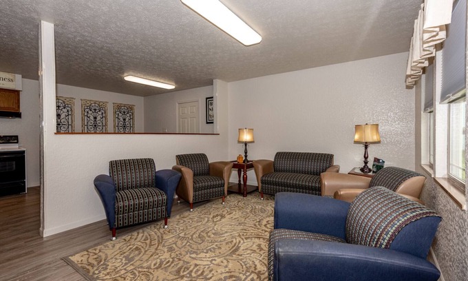 Karns House | Sleeps 12 - Ask about 6-month+ Discounts.